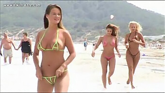 Bikini Babes Op Het Strand: Sexy En Verleidelijk