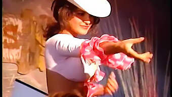 Hd-Video Von Einer Cowgirl, Die Eine Blonde Stute Mit Einem Großen Schwanz Reitet