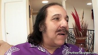 Ron Jeremy的幸运少女继女lynn Love享受口交快感