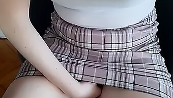 큰 엉덩이를 가진 십대 (18+) 가 채찍질을 받고 섹스를 합니다