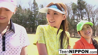 Guarda Un Gruppo Di Adorabili Adolescenti Asiatici Giocare A Strip Golf