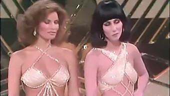 Blonda Bombnedslag Raquel Welch Och Cher I En Klassisk Milf-Scen