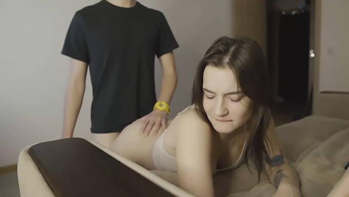 18+ Teen Ha Un Orgasmo Con Un Grosso Cazzo In Pov