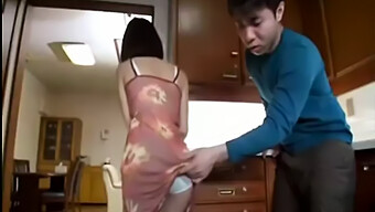 Mama Japoneză Senzuală Îl Seduce Pe Prietenul Fiului Ei Vitreg În Hd