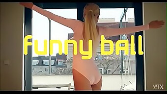 Tonton Masturbasi Sensual Lisa Dawn Dalam Funny Ball Di Milfcamhunter