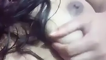 Niña De 18 Años Y Tetona Se Masturba En Un Vídeo Caliente