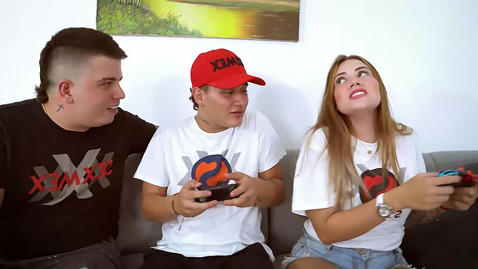 Skupina Nadržených Striptérek Si Užívá Sissy V Této Bdsm Orgii