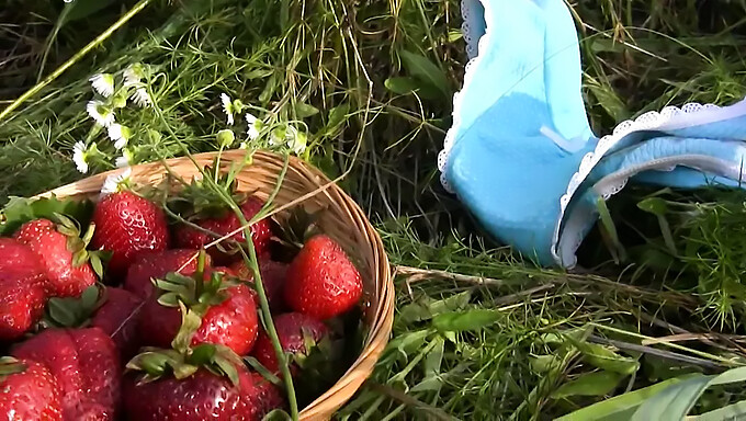 Close-Up Dari Strawberry Pussy