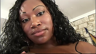 Schöne Ebony-Frau Mit Großem Arsch Und Großen Brüsten Wird Bis Zum Orgasmus In Ihre Muschi Gefickt