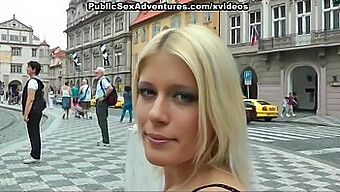 ¡esta Rubia Tiene Sexo Extremo Al Aire Libre En Público! ¡no Te Pierdas Esta Escena Caliente!