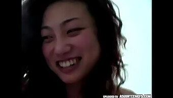 Asiatische Mädchen Geben Deepthroat-Blowjobs Und Lassen Sich In Diesem Hausgemachten Pornovideo Ihre Muschi Ficken