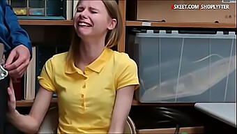 Zierliche Blonde Teenagerin Wird In Diesem Heißen Büro-Porno-Video Von Einem Großen Schwanz Ihre Enge Muschi Gedehnt