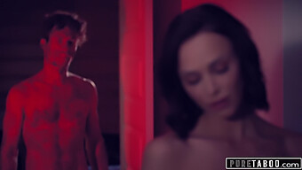 Âm Hộ Của Emily Willis Bị Xâm Nhập Trong Video Sex Bdsm Này