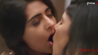 Actrice Indienne Aux Gros Seins Dans Une Rencontre Lesbienne Torride À Junoon Et Ishq