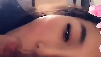 Snapchat Asian يعطي اللسان