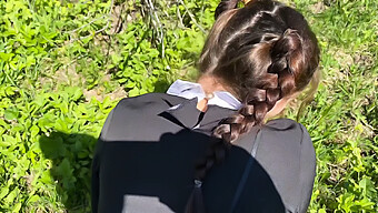 Profesora Checa Se Folla A Una Colegiala En Un Anal Al Aire Libre