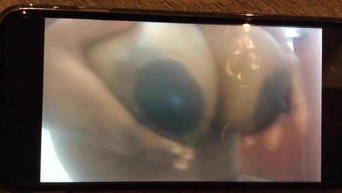 Isteri Amatur Pearl Memamerkan Tetek Besarnya Di Webcam