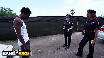 Garanhão Interracial Se Envolve Com Policiais Femininos Sexy