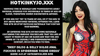 Brincadeira Anal Com Um Grande Dildo Em Vestido Temático Spiderman