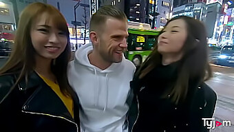 Stora Kukade Japanska Tjejer Mona Ayami Och Tsubaki Kato Går Till Kärlekshotellet För Lite Hardcore Knull