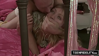 Linda Joven Rubia Recibe Una Sorpresa Con Creampie En Su Cumpleaños