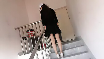 Sexe Sauvage D'Une Adolescente Asiatique Dans Une Cage D'Escalier Avec Fessée Et Fellation