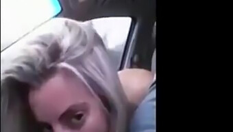 Blonde Babe Slikt Een Grote Lading In De Auto