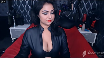 Femdom Mistress: Tupakointi Kuuma