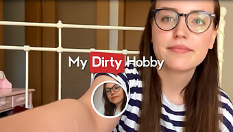 18+ Tonårsflicka Leni Lizz Tar Nakenutmaningen På Huvudet - Mydirtyhobby