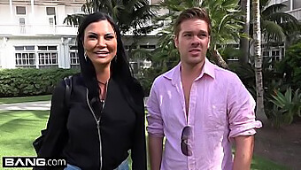 Tatuażowa Milf Jasmine Jae Odsłania Swoją Cipkę Dla Publicznego Podglądu Na Plaży