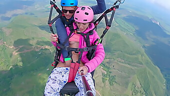 Memek Basah Menyemprot Di Langit Sambil Berparasailing