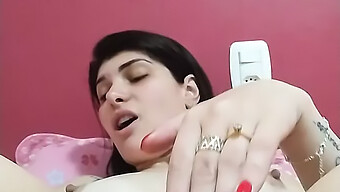 مراهقة بنية تستمتع بلعبة جنسية في كسها الرطب