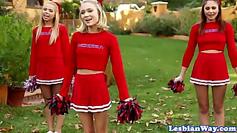 Cheerleader Lesbian Bergantian Mengisap Dan Menggerayangi Satu Sama Lain.