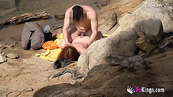 Deepthroat Tonåring (18+) Får En Mun Av Sperma På Stranden