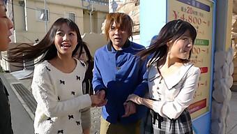 Japanisches Mädchen Kotomi Asakura Genießt Eine Orgie Mit Ihren Freunden