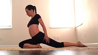 Bir Yoga Sınıfında Milf Bebekler