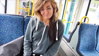 Coquine Devient Coquine Sur Le Tram