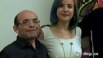 La Giovane Amara Sperimenta Un Trio Hardcore Con Padre E Figlio