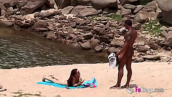 Nudist Plajında Iyi Donanımlı Siyah Bir Adamdan Açık Havada Sakso