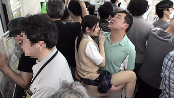 Une Fille Japonaise Reçoit Une Pipe Surprise En Public