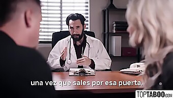 Pareja Con Problemas De Fertilidad Busca La Ayuda De Un Médico