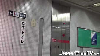 Japanische Damen Beim Wasserlassen In Öffentlichen Toiletten Vor Der Kamera Erwischt