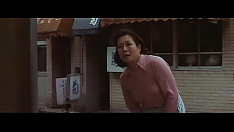 鲜花和蛇(1974):一部bdsm主题的电影,特色是羞辱