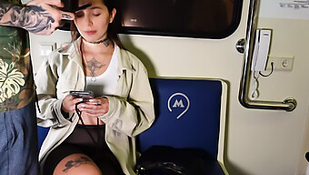 Une Femme Tatouée Se Fait Baiser En Public Et Reçoit Une Fellation Dans Le Train.