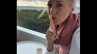 Blond Amatör Onanerar På Hotellbalkongen På Mallorca