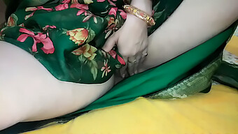 Saree'Deki En Seksi Hint Kızı Külotlarını Gösteriyor