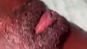 Carila Pearls Mengelus Vaginanya Dan Menonton Squirt-Nya Dalam Video Yang Menakjubkan Ini