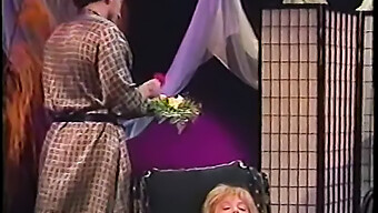 Nina Hartley Och Victoria Paris I Klassisk Amerikansk Porr