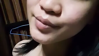 Gadis Solo Merangsang Diri Hingga Mencapai Orgasme Dalam Video Hd