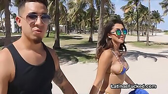 Bikini Giyen Muhteşem Latin Kadın Büyük Götünü Ve Penisini Alıyor